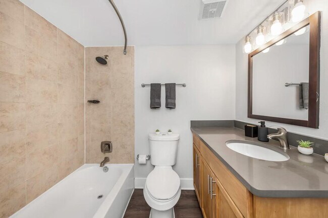 Building Photo - 4404 W Kennedy Blvd