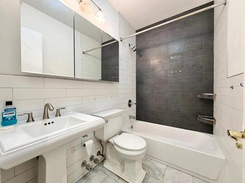 Building Photo - Furnished room/NOT APARTMENT
