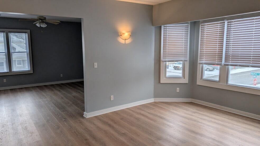 Dining area - 517 E Barker Ave