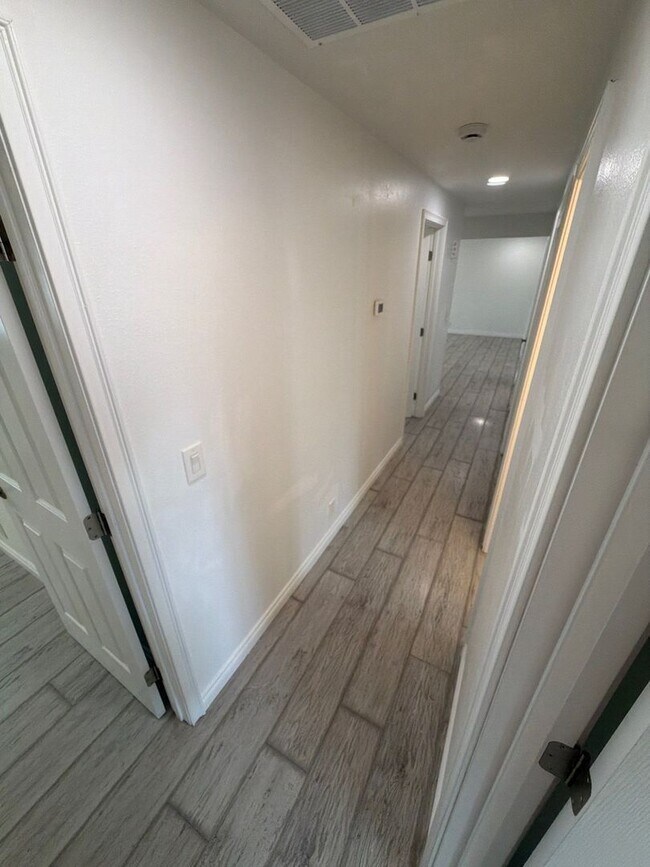 Building Photo - 1085 Saville Ave
