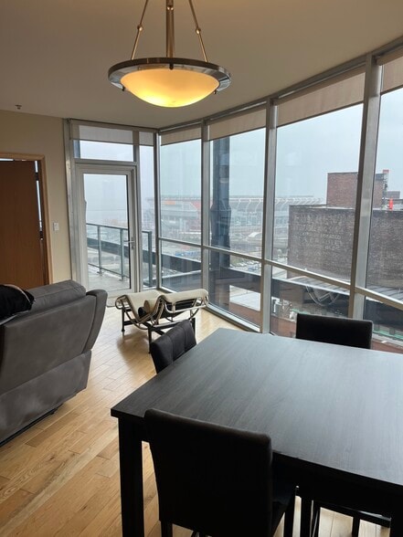 Building Photo - 701 W Lakeside Ave