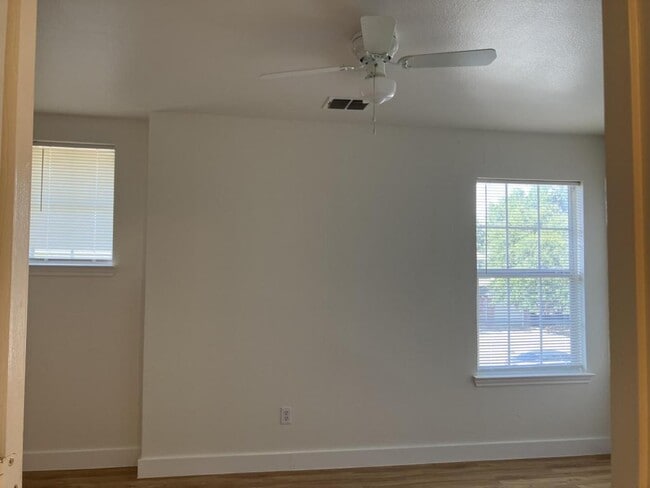 Building Photo - 1208 Village Garden Dr