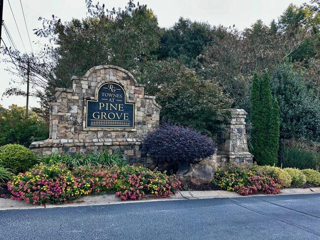 Building Photo - 415 Cedar Pines Dr