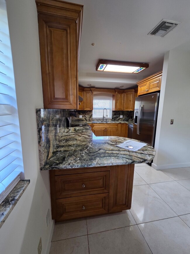 Building Photo - 1008 Macy St