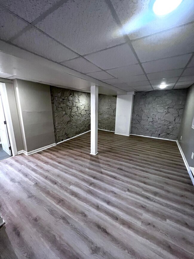 Building Photo - 808 E 3rd St