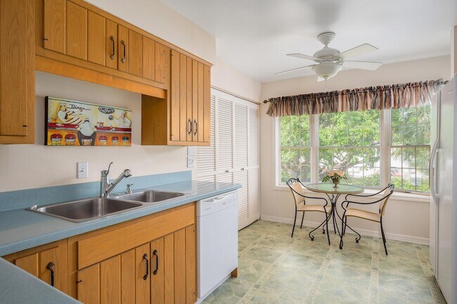 Building Photo - 2 Park Shores Cir