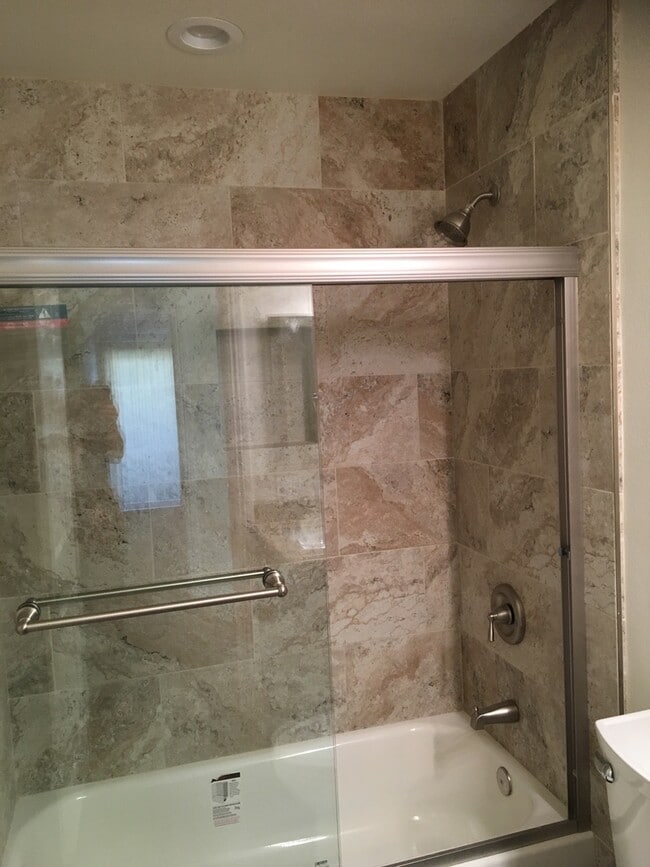 Building Photo - 1 bed, 1 bath River Ridge apartment on 2nd...