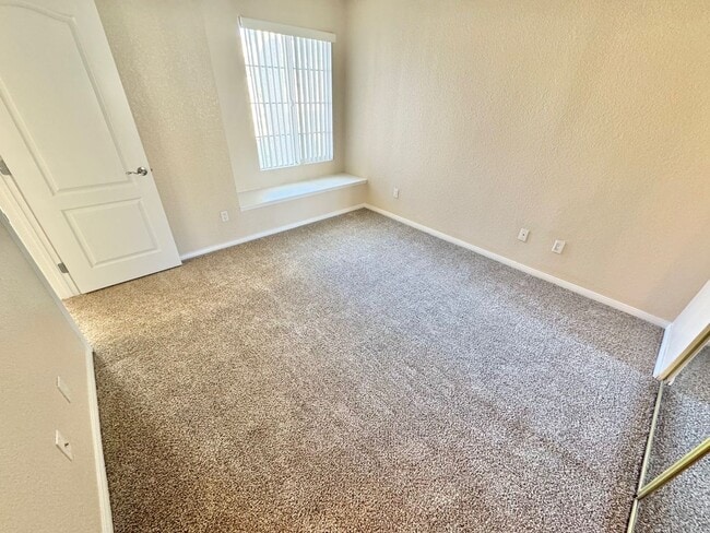 Building Photo - CUTE 2ND FLOOR UNIT, 2 BEDROOM/2 BATH CONDO!