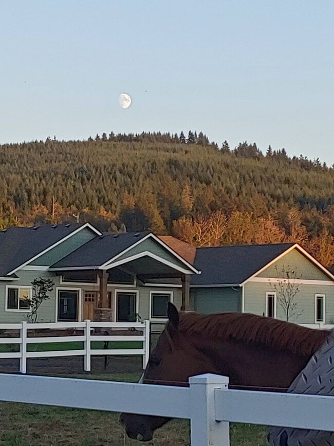 Building Photo - Custom built 3 bedroom, 2.5 bath home with...