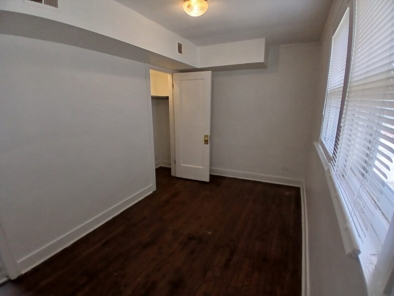 Building Photo - 708 W 116th Pl