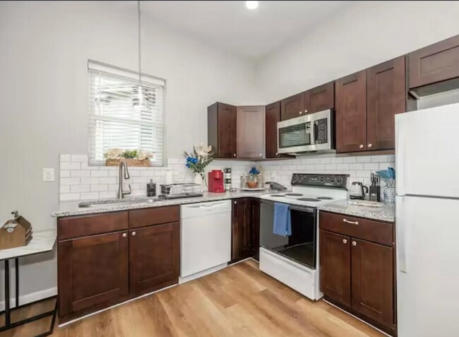 Building Photo - Spacious 5-Bed Furnished Home Near Xavier | Modern Updates, In-Unit Laundry & Off-Street Parking