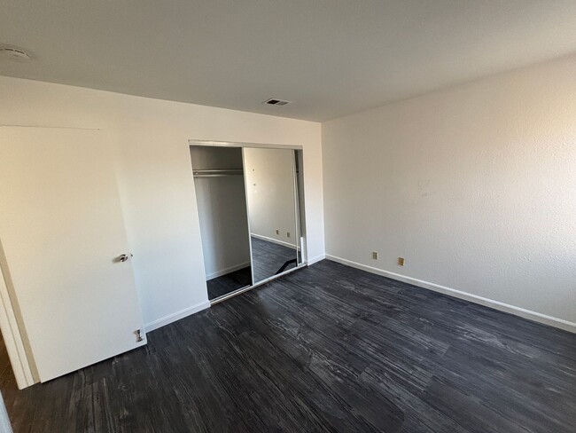 Building Photo - 3 Bedroom Townhome!