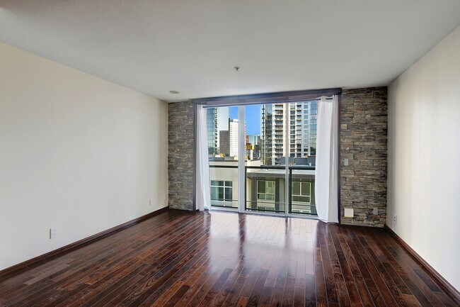 Building Photo - 0bd/1ba Bellevue Condo