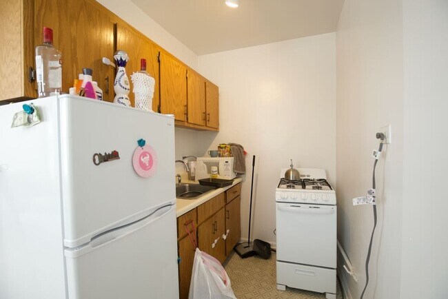 Building Photo - 4060 N Kenmore Ave