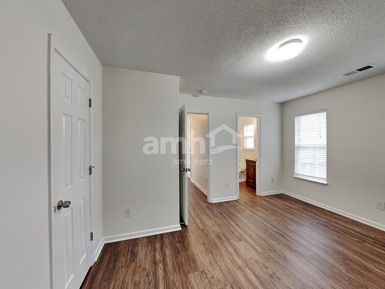 Building Photo - 14301 Blue Grass Dr