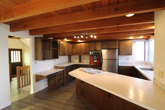 Building Photo - SPACIOUS 3+ BEDROOM SALMON CREEK/MOUNT VISTA MULTI-LEVEL HOME WITH LARGE FENCED YARD!