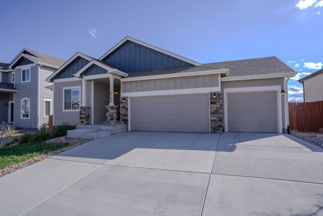 Building Photo - 5 Bed 3 Bath 3 Car Garage Rancher!!!