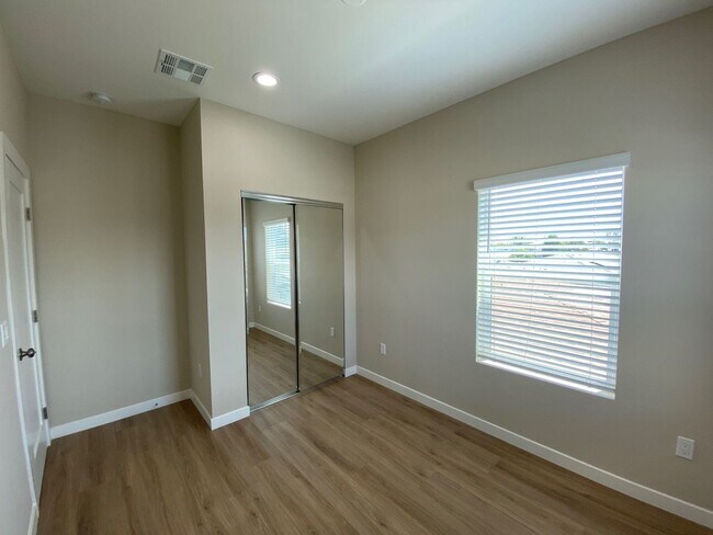 Building Photo - 5320-5320 E Falls View Dr