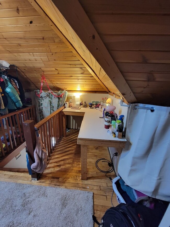 Building Photo - AVAILABLE JUNE - 6 Bed, 2 Bath Home Close to Campus!