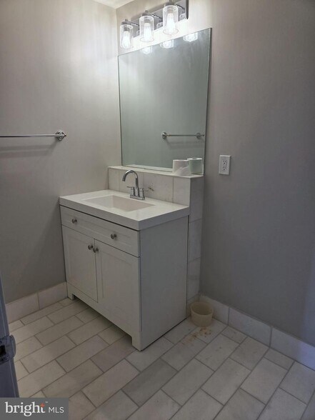 Building Photo - 1211 S Eads St