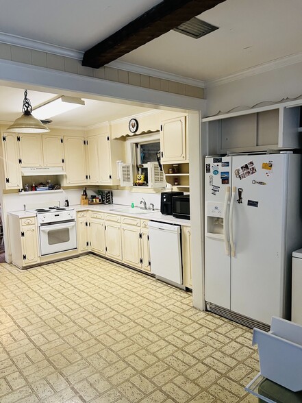 Building Photo - 1040 Roundknob Ave