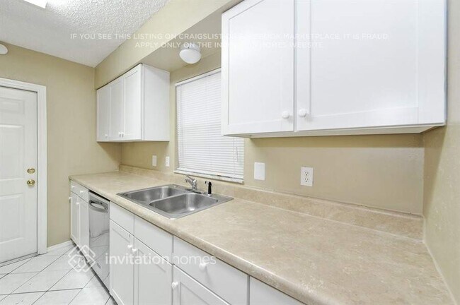 Building Photo - 2213 Boxwood Way