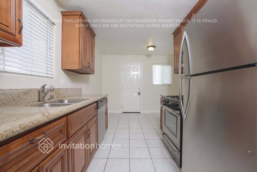 Building Photo - 452 Bard St
