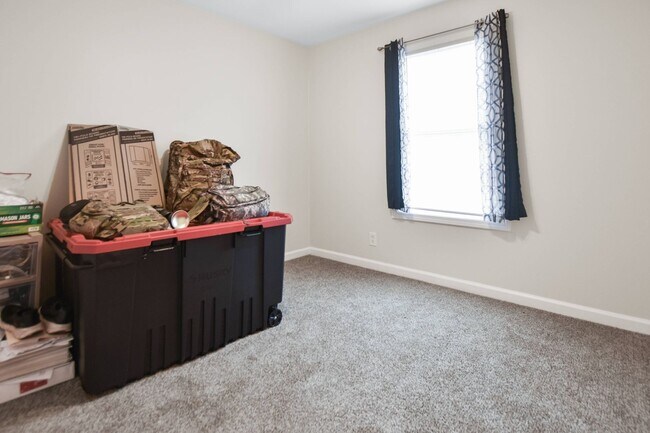 Building Photo - Three Bedroom with Bonus!