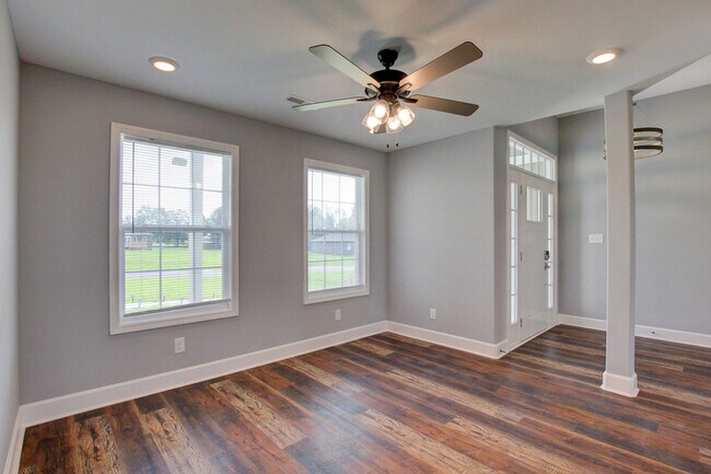Building Photo - 133 Riverbend Dr