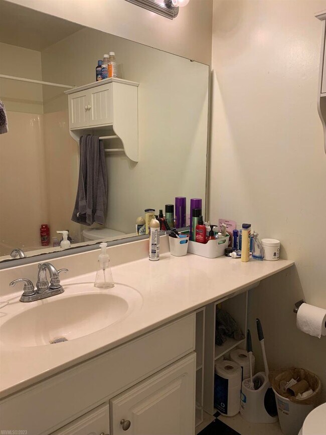 Building Photo - Spacious 3 Bedroom Apartment!