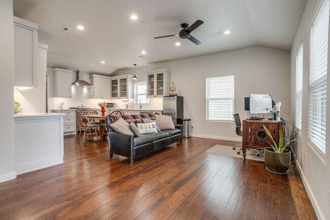 Building Photo - Pristine 2 Bed, 1 Bath Home for Rent in the Cultural District- 76107