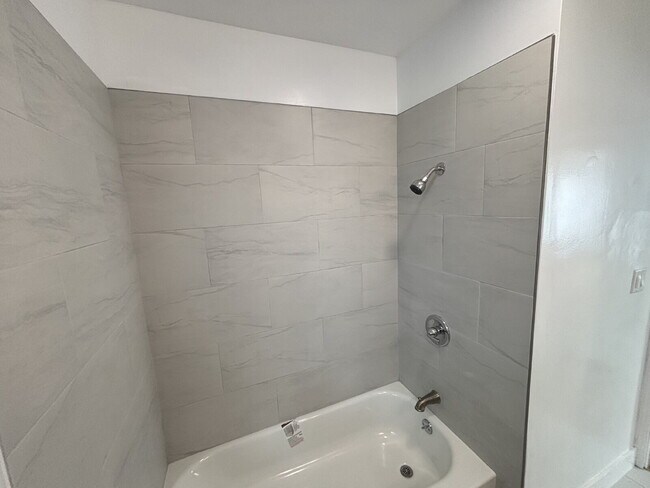 Building Photo - "Cozy Elegance Awaits: 3-Bed, 2-Bath Gem w...