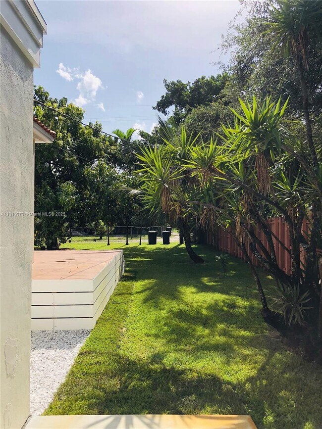 Building Photo - 630 Cardinal St