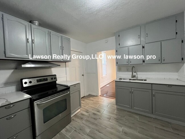 Building Photo - 1208 Chapman Ave SW