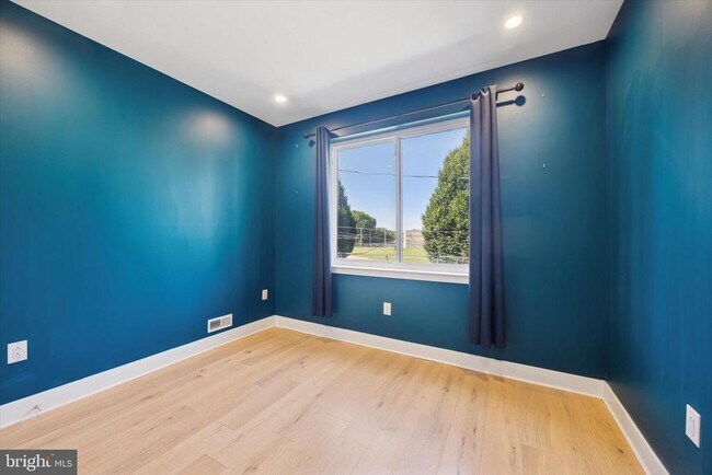 Building Photo - 548 E Hewson St