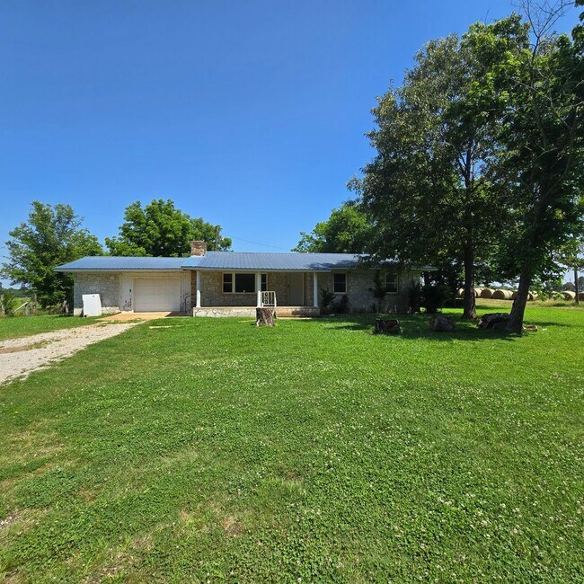 Building Photo - 3 Bed • 1 Bath • Stonework Home in Newark ...