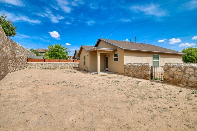 Building Photo - Near Ft. Bliss!