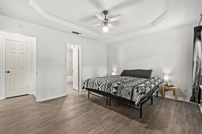 Building Photo - Cute & Cozy 3 Bdrm 2 Bath