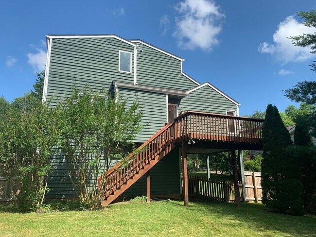 Building Photo - 1100 Cottonwood Dr