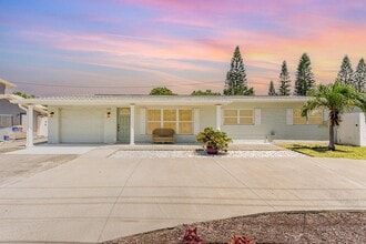 Building Photo - 1052 Pine Tree Dr