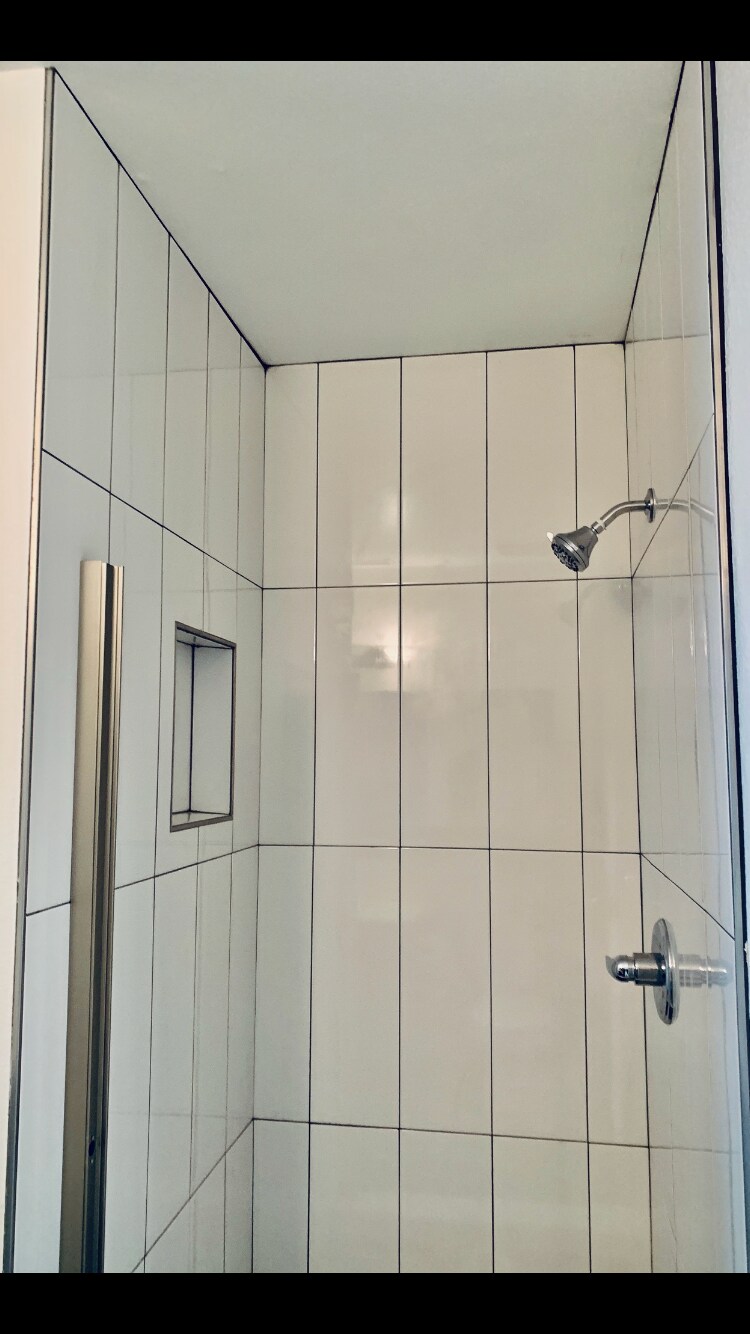 Downstairs shower stall - Bathroom - 31903 Vineyard Ave