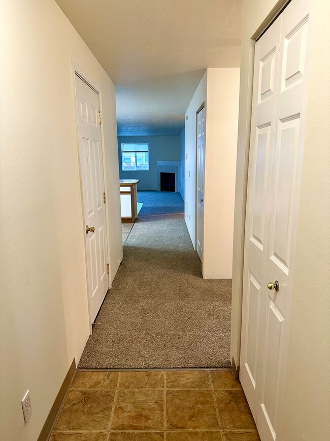 Building Photo - *** $1,500 OFF 1st Month *** Charming Duplex in Redmond, OR! 611 NE Larch!