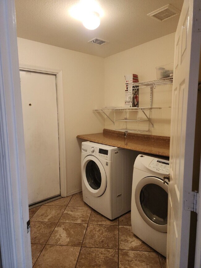 Building Photo - "Spacious 4-Bedroom Glendale Gem with Granite Elegance - 2018 Sq Ft of Comfort!"