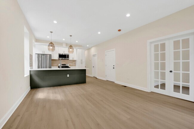 Building Photo - 2021 W Shakespeare Ave