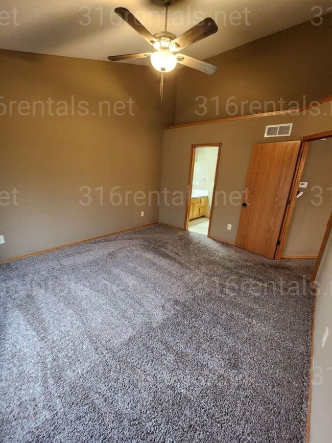 Building Photo - $1,650 - 3 bedroom / 3 bathroom - Single F...