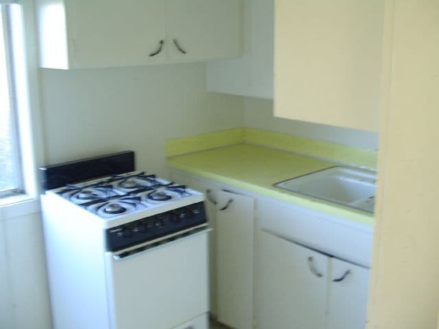 Building Photo - Mid-Springfield apartment w/garage and w/s/g/e paid