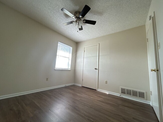 Building Photo - 607 Spoke Dr