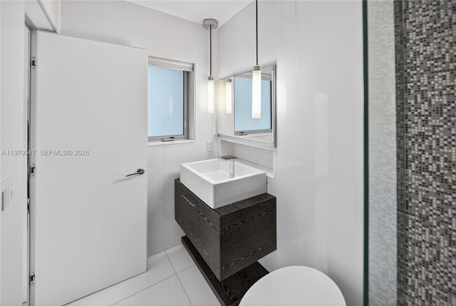 Building Photo - 1000 N Shore Dr