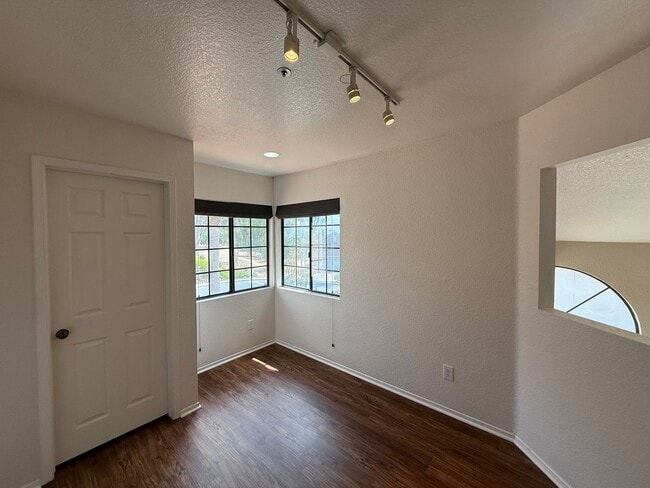 Building Photo - Beautiful 4B/2.5BA House in Vista w/ Attac...