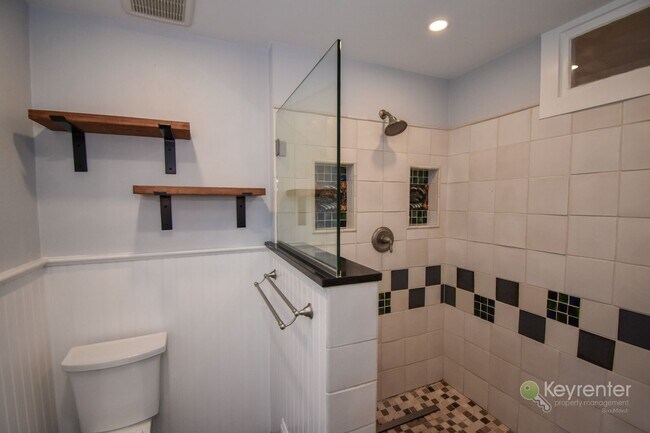 Building Photo - 2 Bedroom, 1.5 Bath Twin in Doylestown